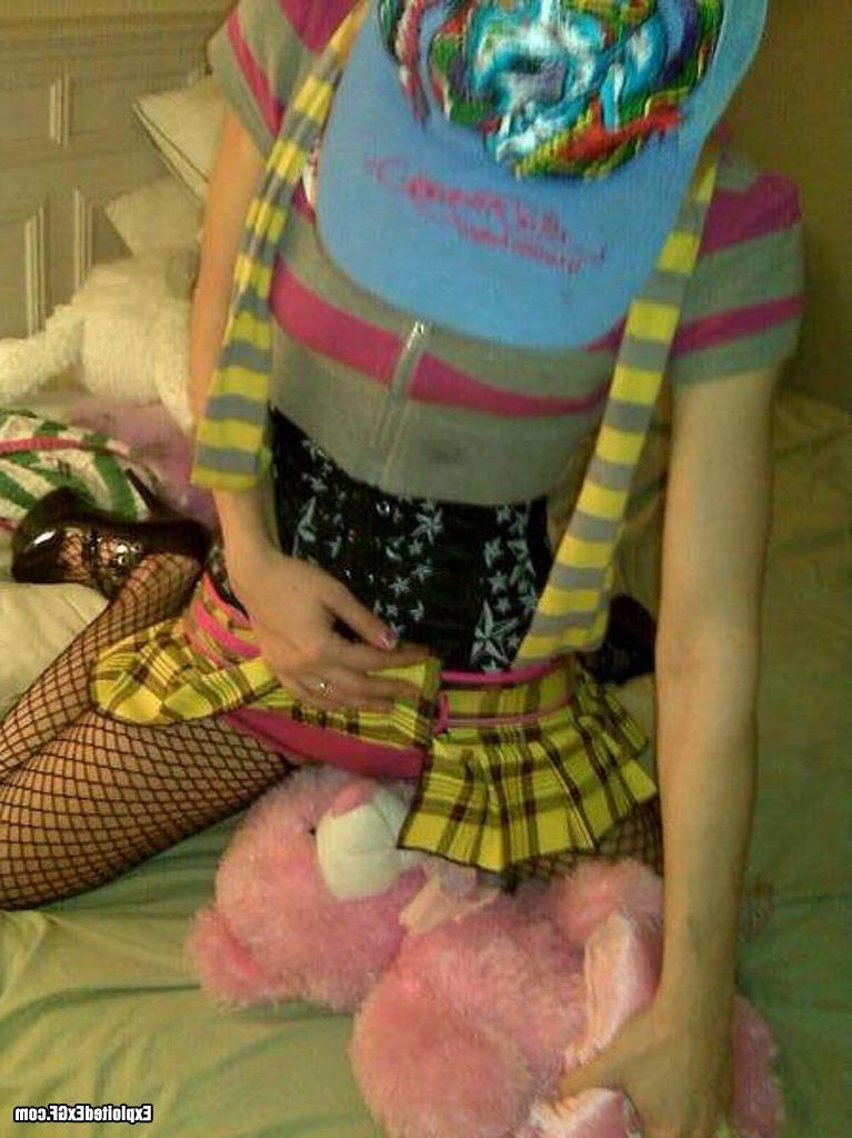 15P Sweet amateur chick shooting her self