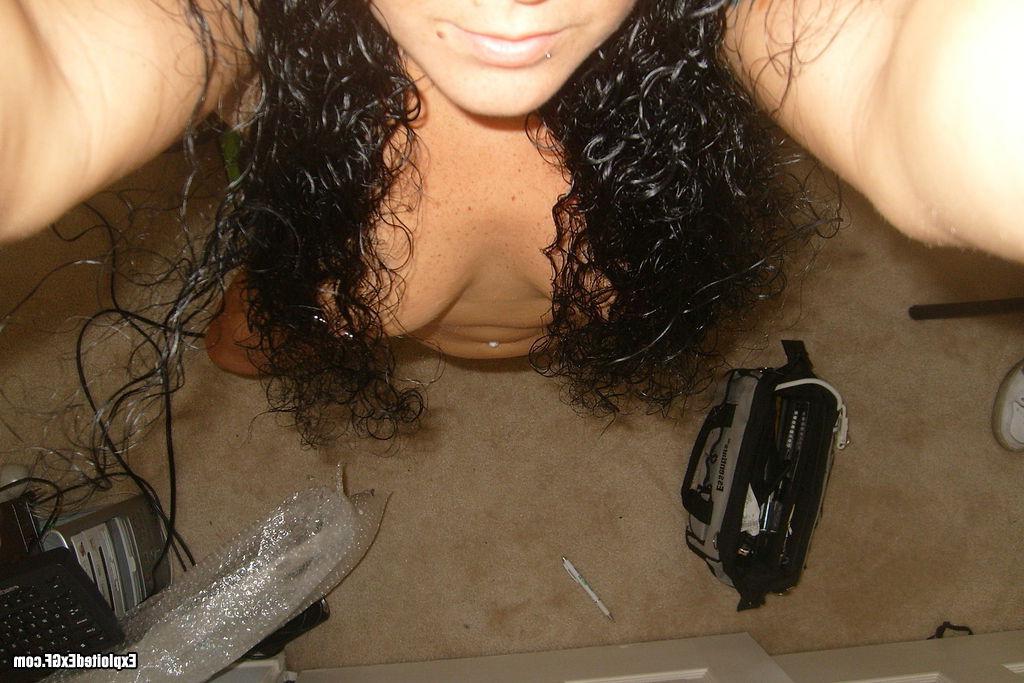 15P Amateur slut showing her tits and pussy