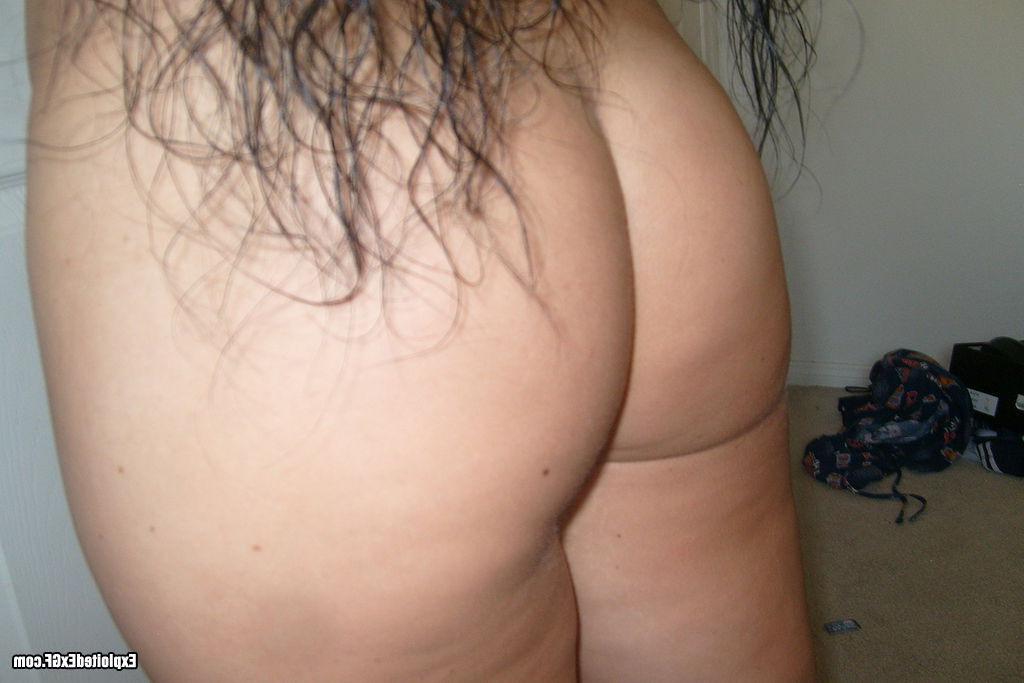 15P Amateur slut showing her tits and pussy