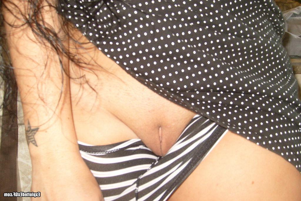 15P Amateur slut showing her tits and pussy