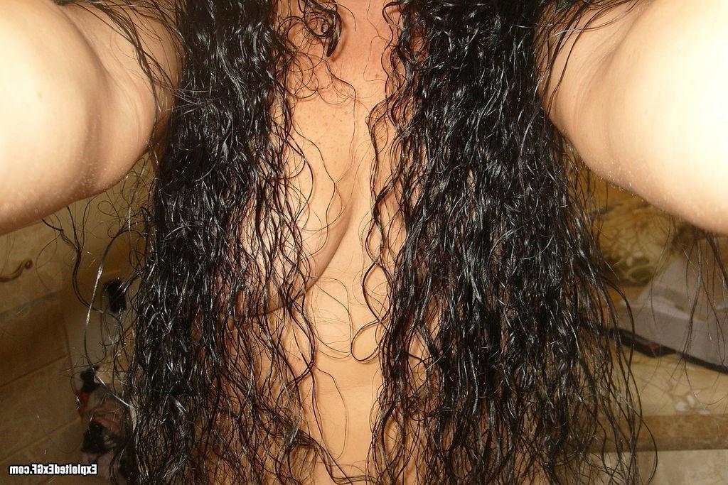 15P Amateur slut showing her tits and pussy