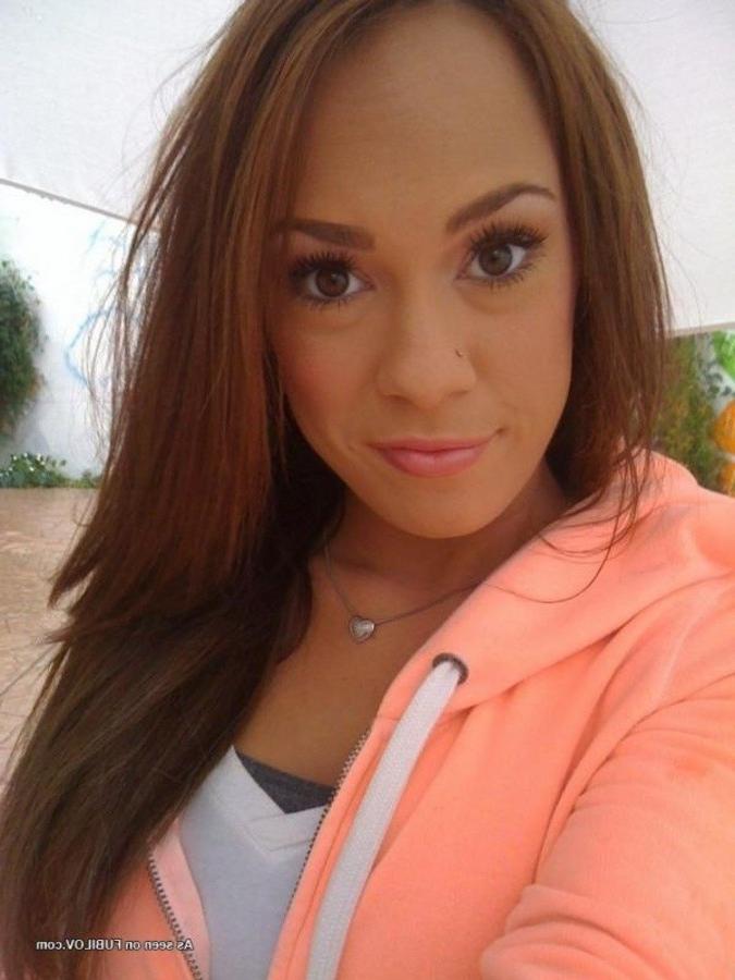 9P Gallery of a sexy amateur babe camwhoring for her BF