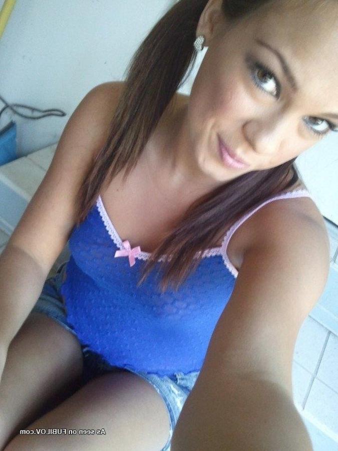 9P Gallery of a sexy amateur babe camwhoring for her BF