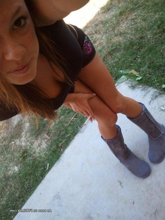 9P Gallery of a sexy amateur babe camwhoring for her BF