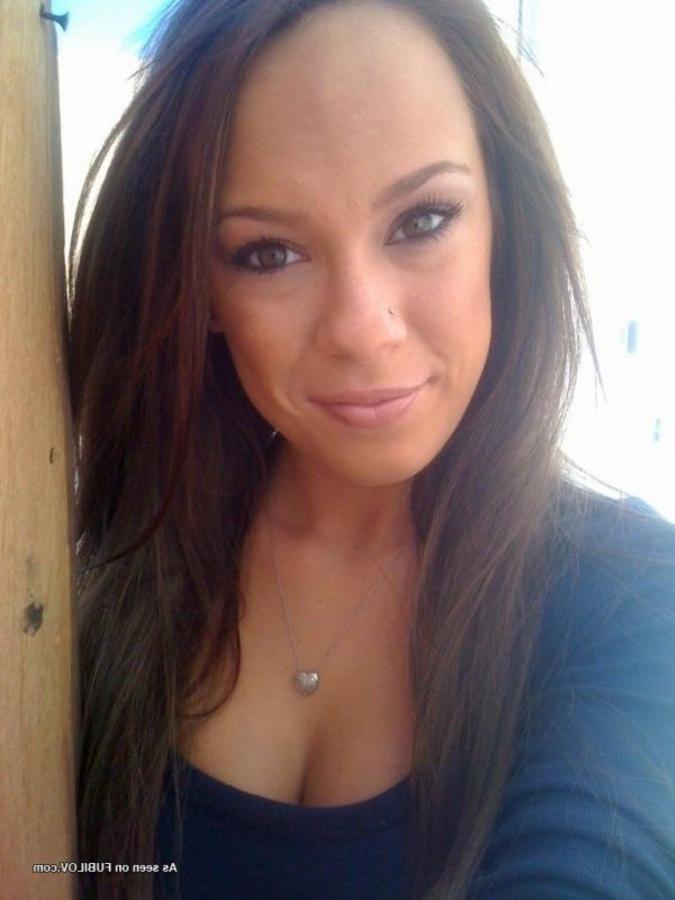 9P Gallery of a sexy amateur babe camwhoring for her BF