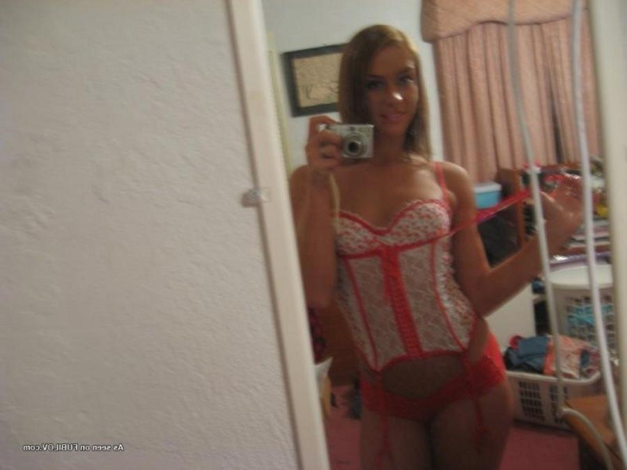 9P Gallery of an amateur sexy chick posing in her lingerie