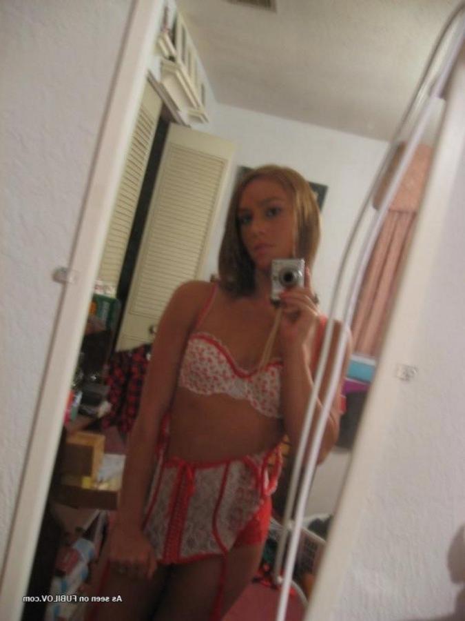 9P Gallery of an amateur sexy chick posing in her lingerie