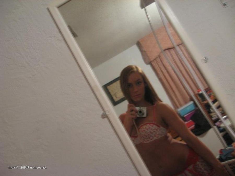 9P Gallery of an amateur sexy chick posing in her lingerie