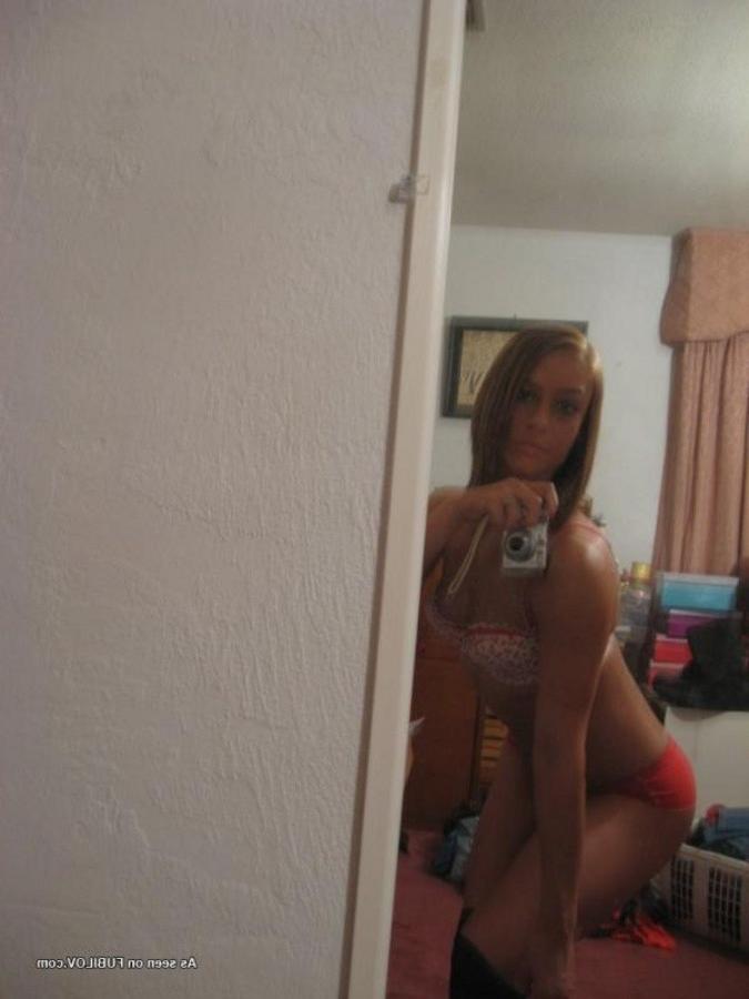 9P Gallery of an amateur sexy chick posing in her lingerie