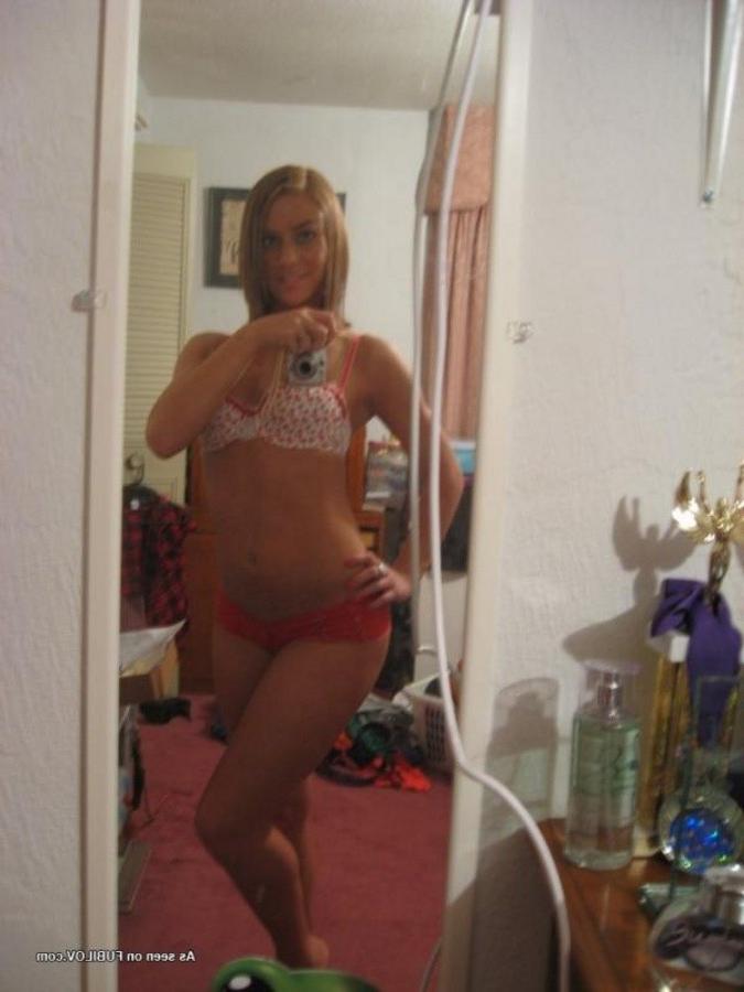 9P Gallery of an amateur sexy chick posing in her lingerie
