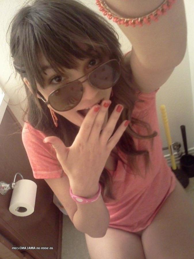 11P Sexy amateur chick showing off her tits and pussy