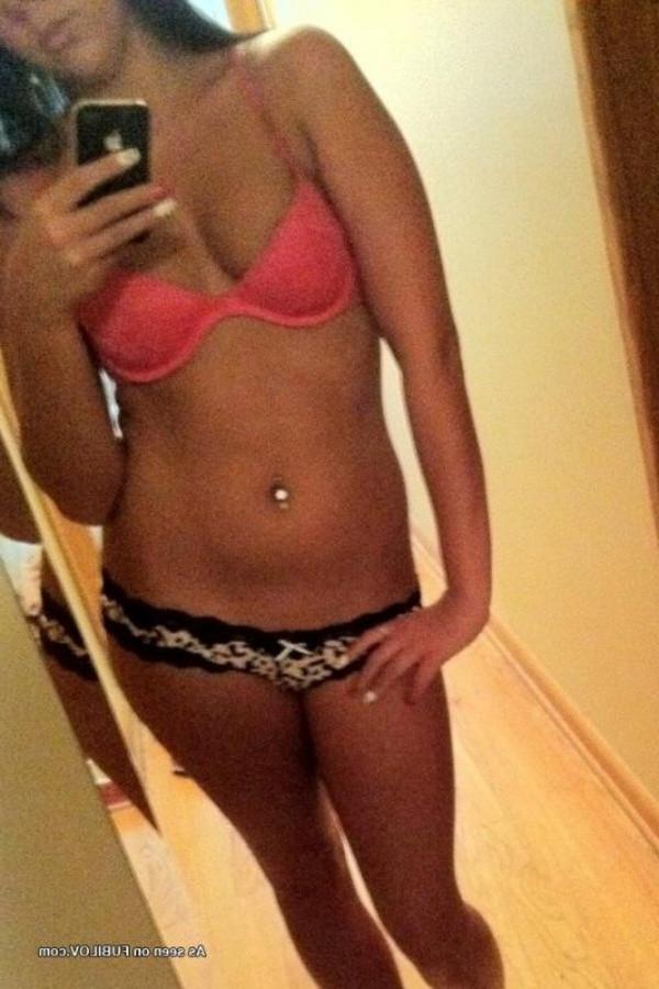 9P Collection of a sexy girlfriend's leaked topless shots
