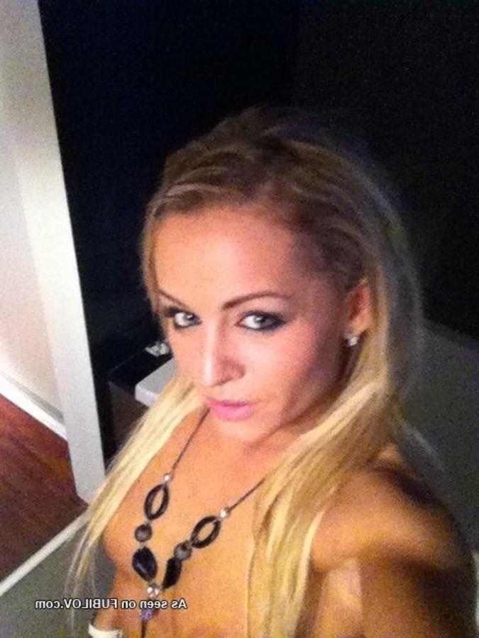 9P Collection of an amateur slutty babe camwhoring in the nude