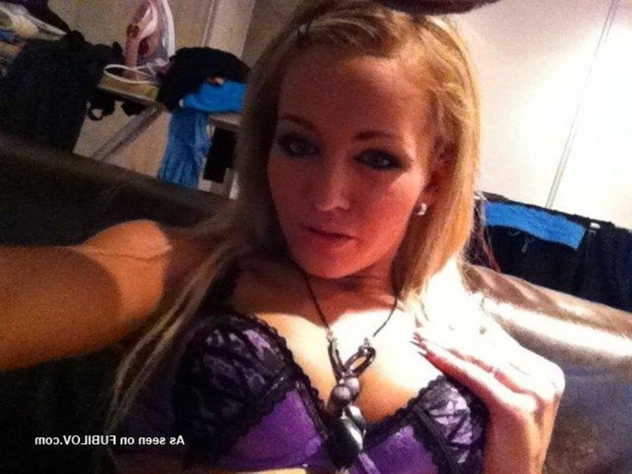 9P Collection of an amateur slutty babe camwhoring in the nude
