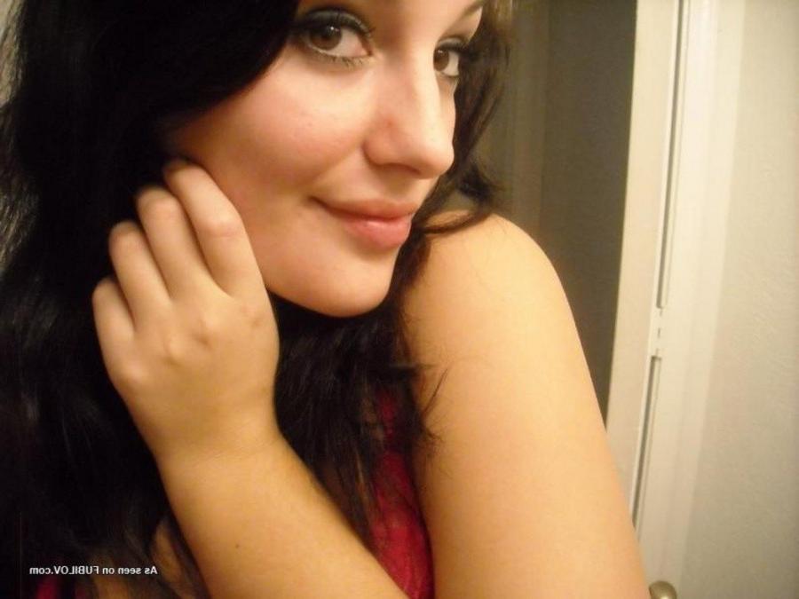 9P Amateur sexy chick stripping naked while camwhoring
