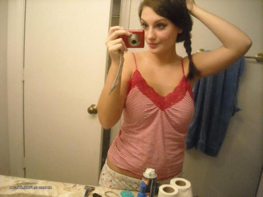 9P Amateur sexy chick stripping naked while camwhoring