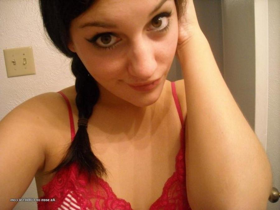 9P Amateur sexy chick stripping naked while camwhoring