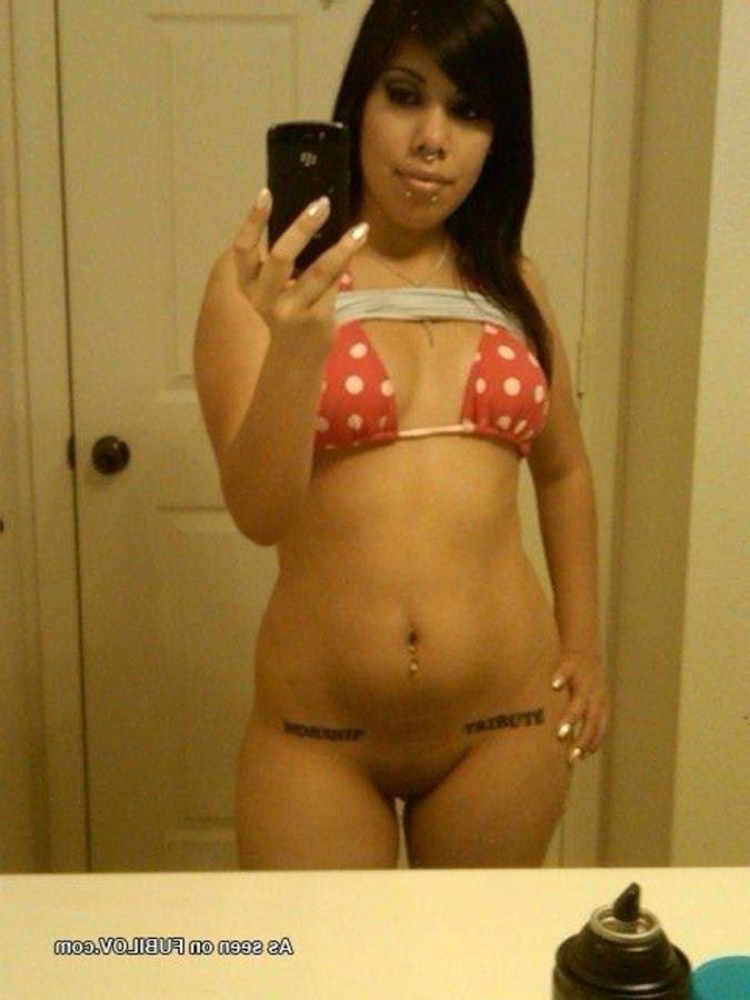 9P Amateur inked chick posing naked in the bathroom