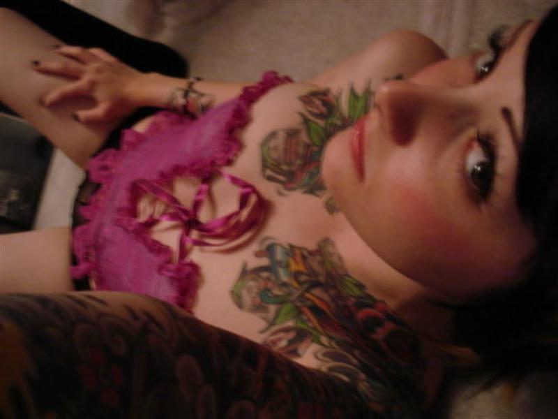 10P Pics of short-haired emo babe