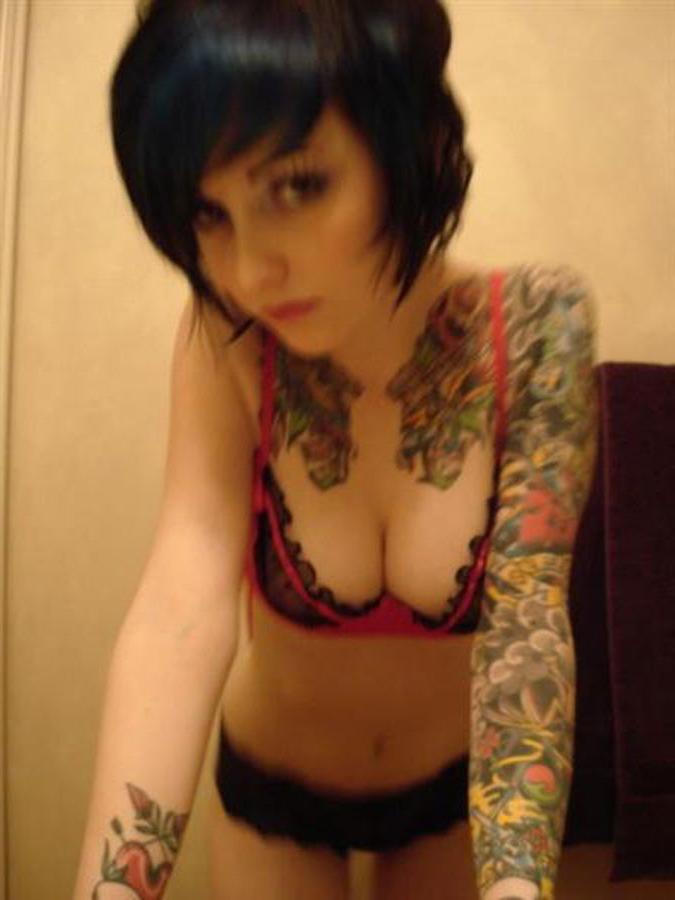 10P Pics of short-haired emo babe