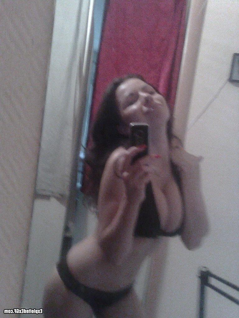 15P Sexy amateur chick shooting her self in bathroom