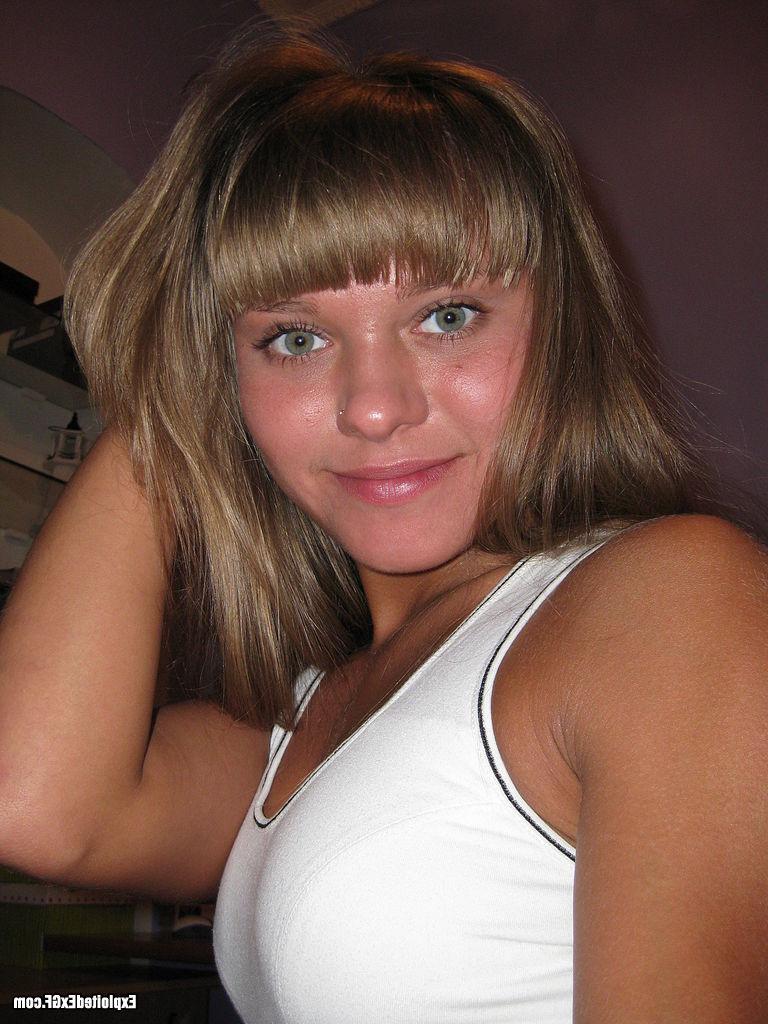 15P Amateur chick shooting her self in the room