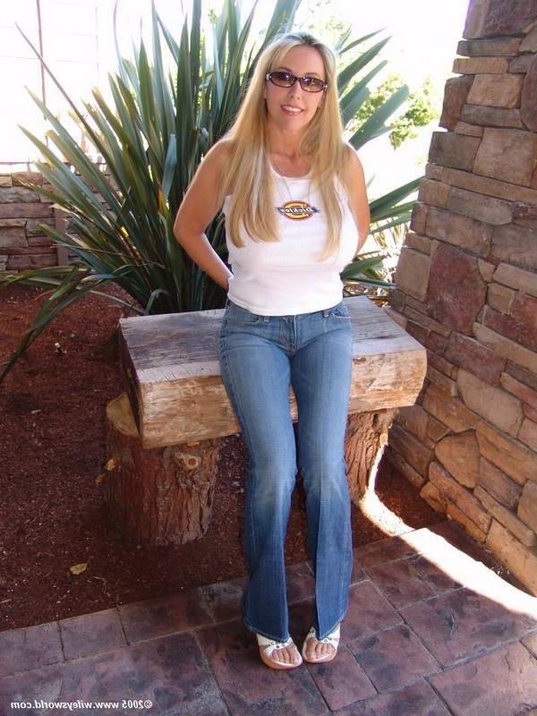 14P Wifey going topless in the park