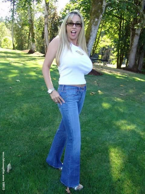 14P Wifey going topless in the park