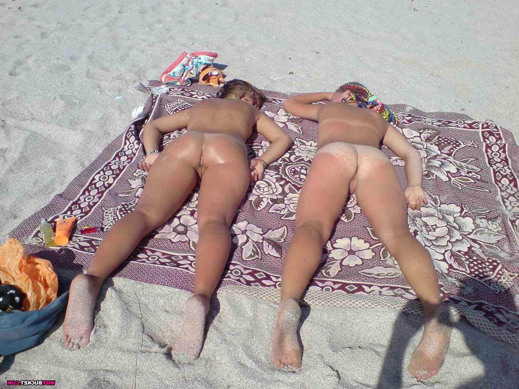 15P Real amateur wives showing off nude