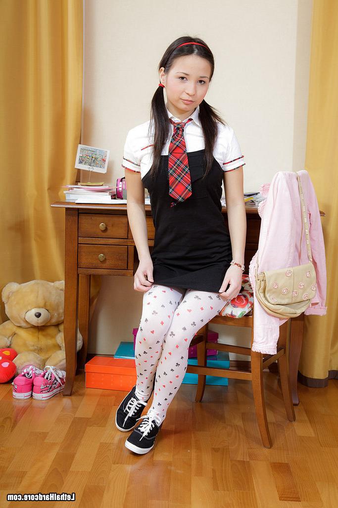 15P Gorgeous teen school girls spreading her pussy