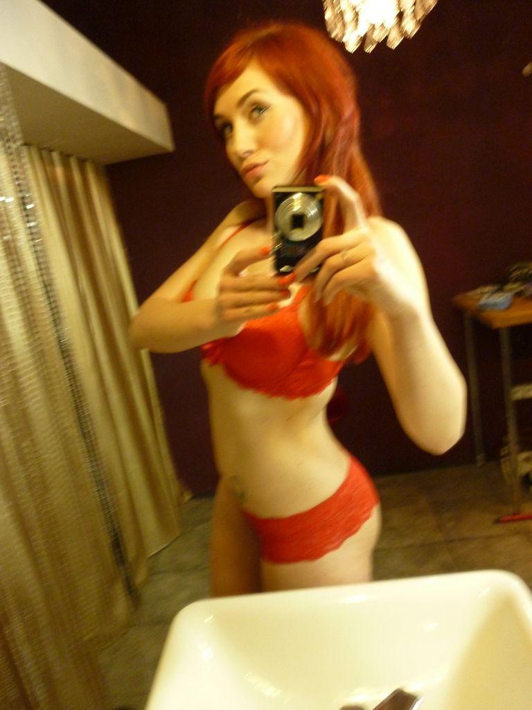 15P Sexy amateur taking pics in bathroom