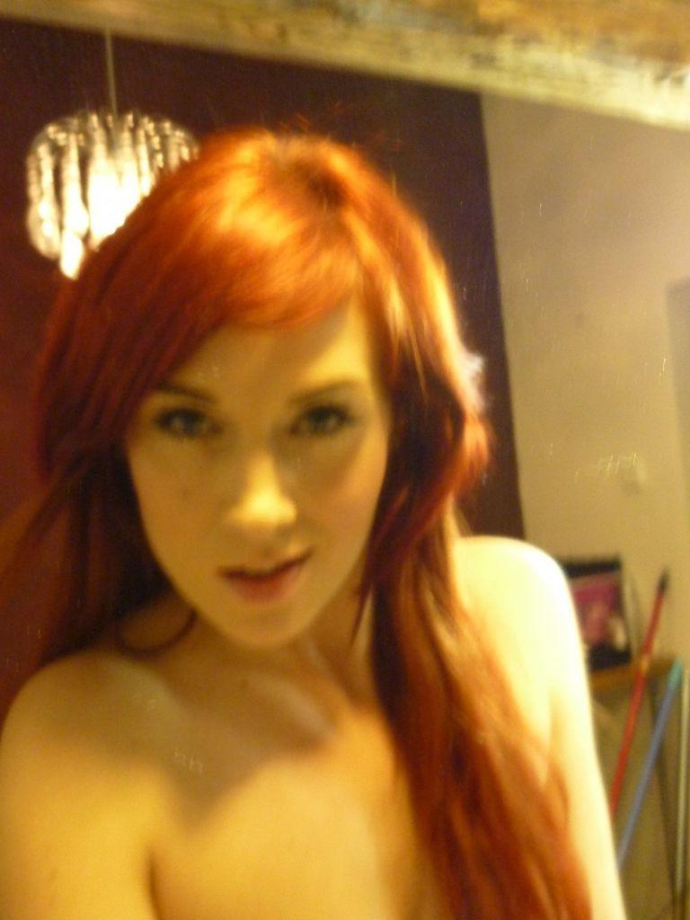 15P Sexy amateur taking pics in bathroom