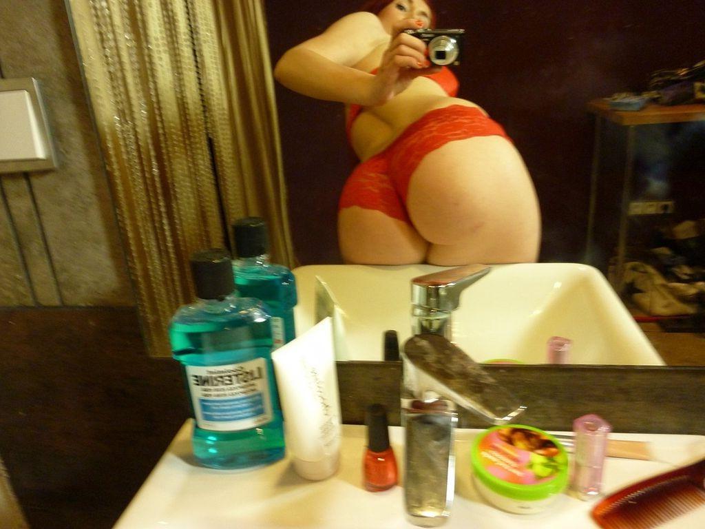 15P Sexy amateur taking pics in bathroom