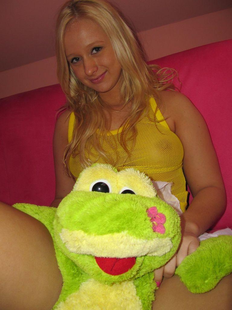 15P Amateur chick playing with her pussy