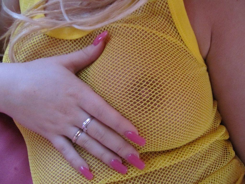 15P Amateur chick playing with her pussy