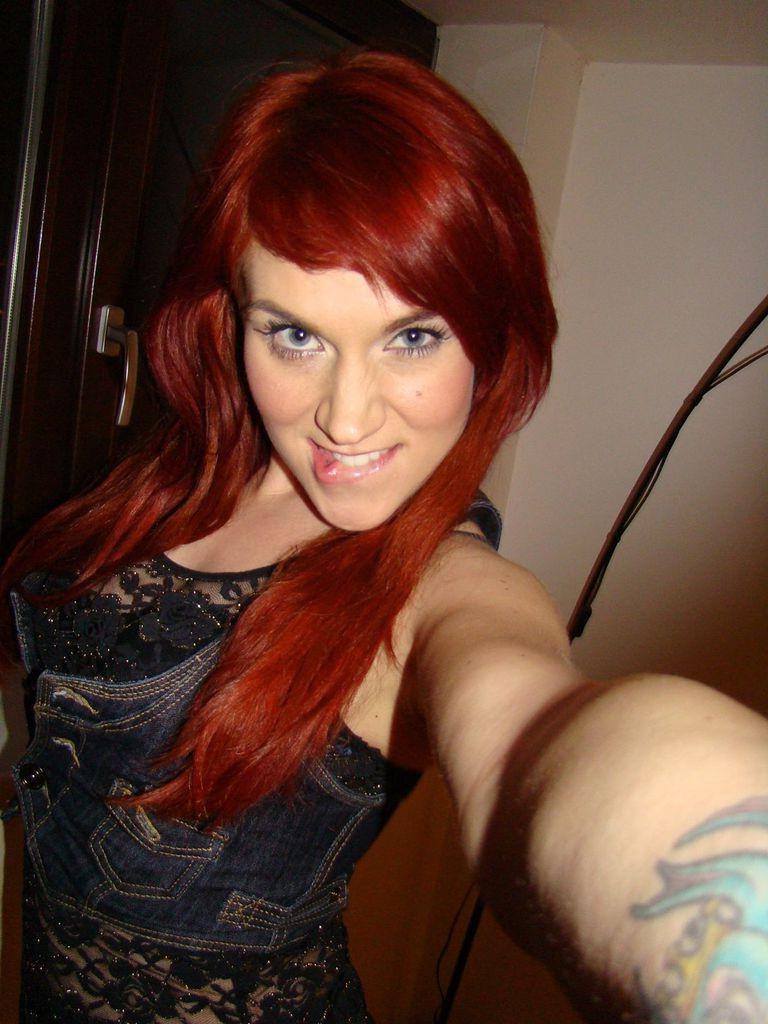 15P Sexy redhead amateur showing tits and pussy