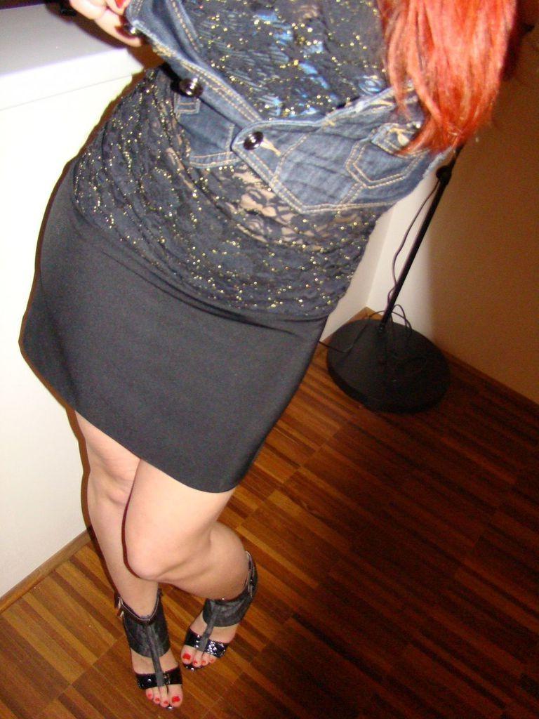 15P Sexy redhead amateur showing tits and pussy