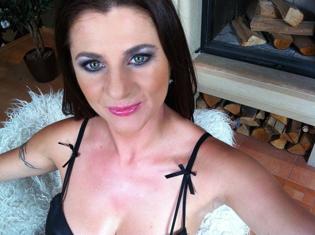 15P Sexy amateur showing tits and pussy