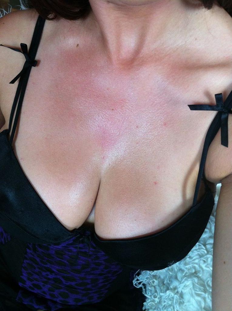 15P Sexy amateur showing tits and pussy
