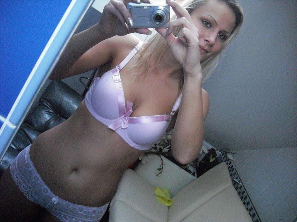 15P Sexy amateur taking own photo in bathroom