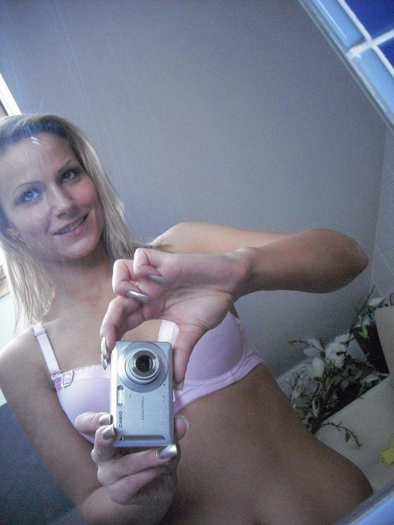 15P Sexy amateur taking own photo in bathroom