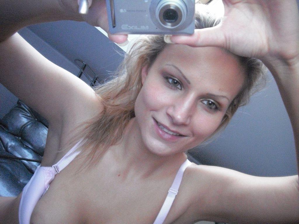 15P Sexy amateur taking own photo in bathroom