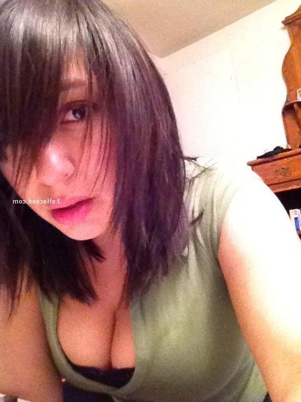 12P Busty girlfriends shoting in the bathroom