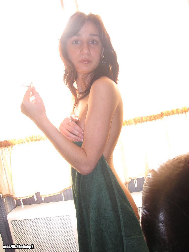 15P Sexy amateur chick showing pussy after shower