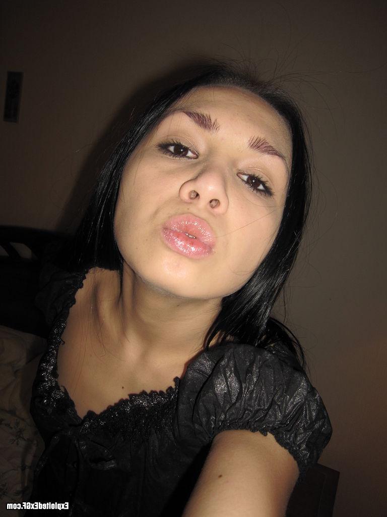 15P Sexy tiny amateur chick taking nude photos