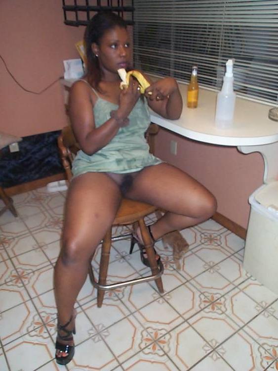 15P Thick ass black girls undressing and posing