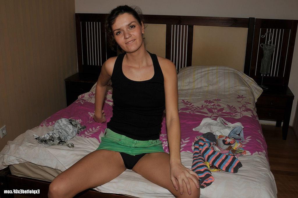 15P Sexy babe showing her pussy on bed