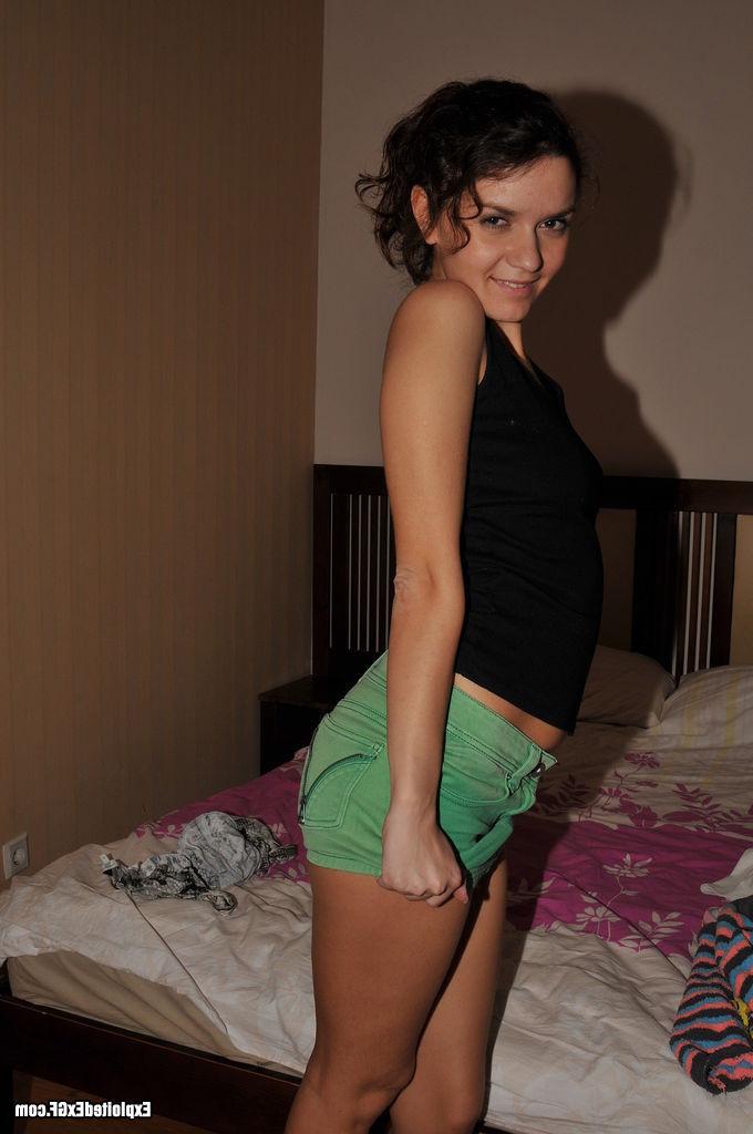 15P Sexy babe showing her pussy on bed