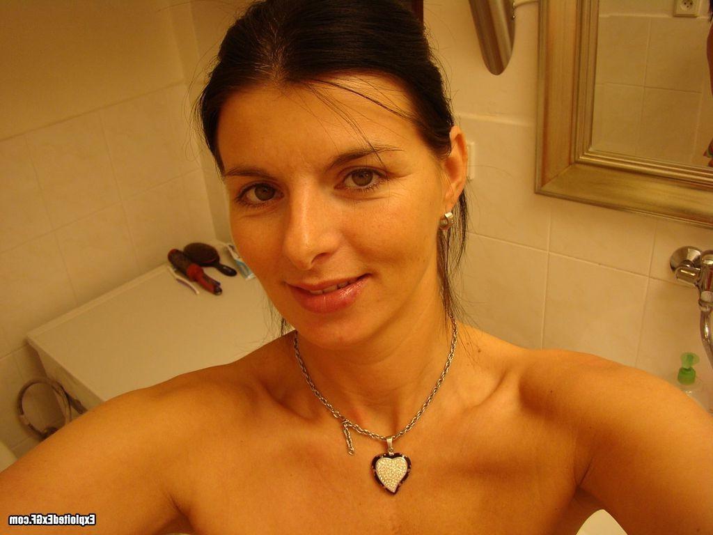 15P Amateur chick taking photos by her self