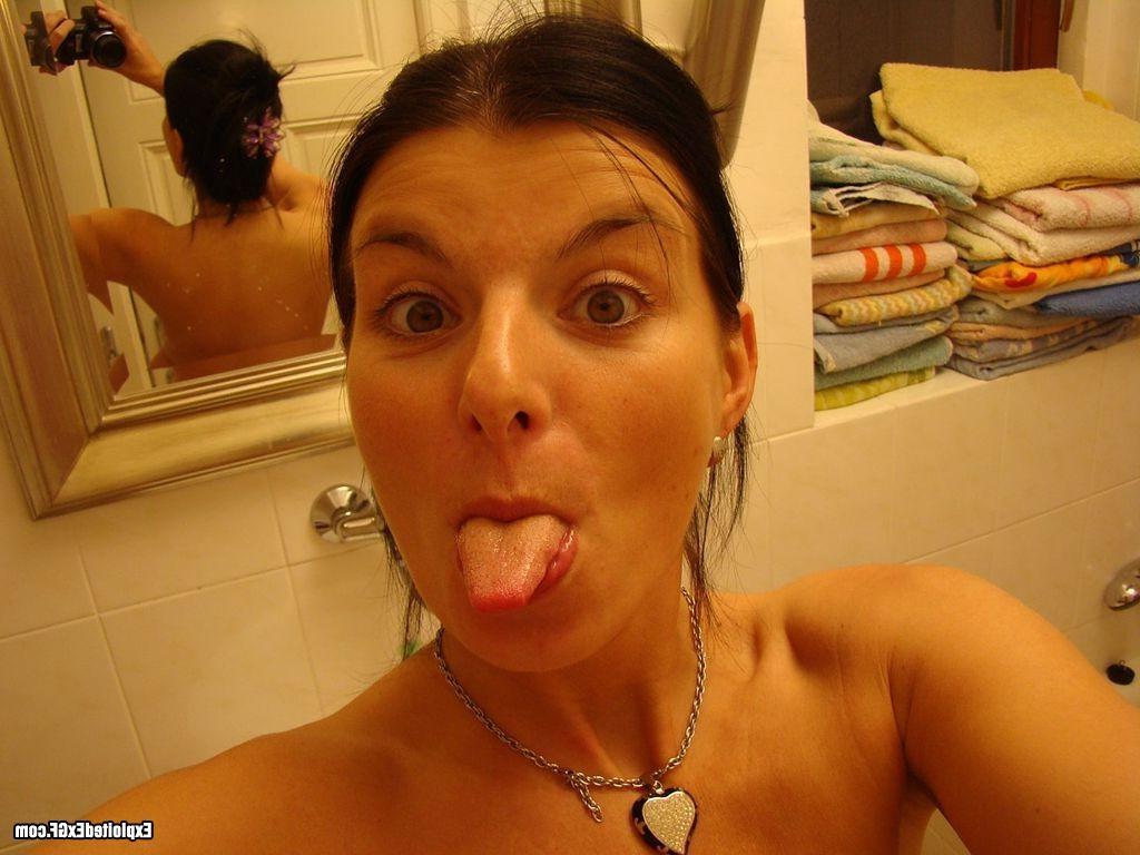15P Amateur chick taking photos by her self